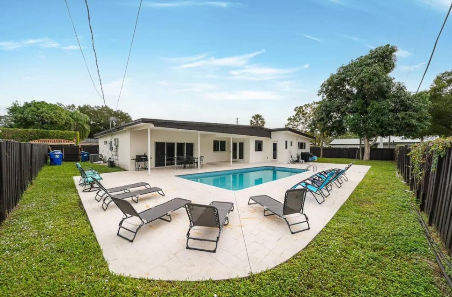 Elegant Home With Heated Pool Miami Exterior photo